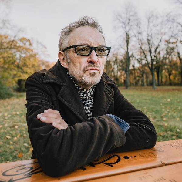 Regisseur und Hauptdarsteller Josef Hader schaut betont skeptisch in die Kamera.