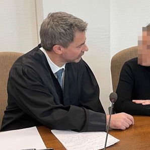 Die Angeklagte mit ihrem Verteidiger Marc Donay im Kölner Landgericht