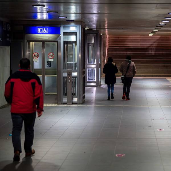 Die Fußgängerunterführung im Bahnhof Euskirchen mit zwei Personenaufzügen und der Treppe, die zum Bahnhofsvorplatz führt.