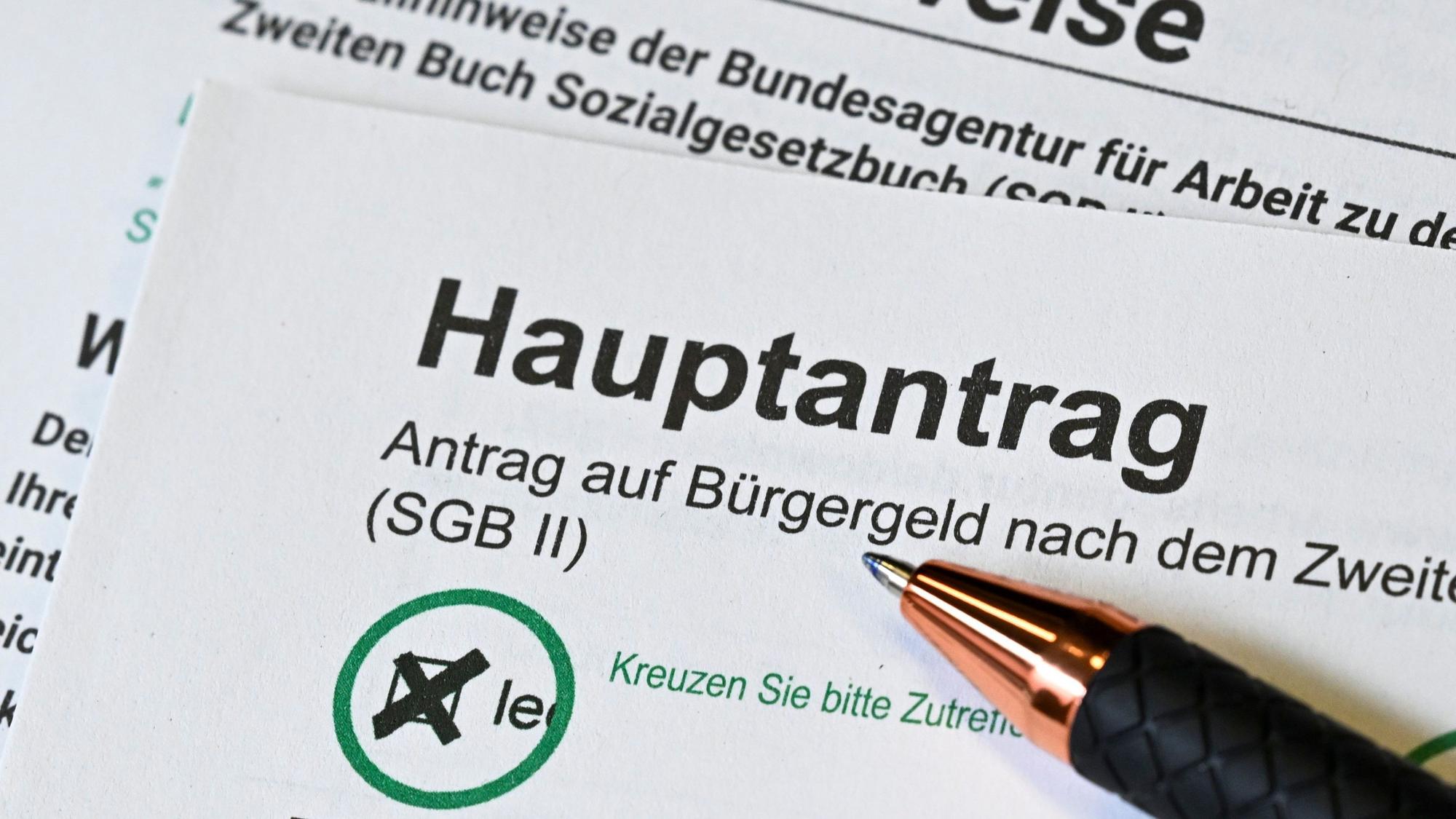 Im Jobcenter Tempelhof-Schöneberg liegt ein Antrag auf Bürgergeld und dazu passende Ausfüllhinweise.