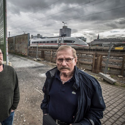 „Achtung, ein Zug fährt durch.“ Noch nie gab es Lärmschutz an der Brücke Rathenaustraße. Hilmar Hapke und Egon Morsch wohnen in der Nähe und können sich auf den Einbau der Lärmschutzmauer freuen. Foto: Ralf Krieger