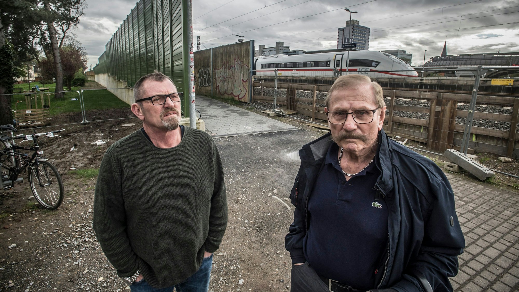 „Achtung, ein Zug fährt durch.“ Noch nie gab es Lärmschutz an der Brücke Rathenaustraße. Hilmar Hapke und Egon Morsch wohnen in der Nähe und können sich auf den Einbau der Lärmschutzmauer freuen. Foto: Ralf Krieger