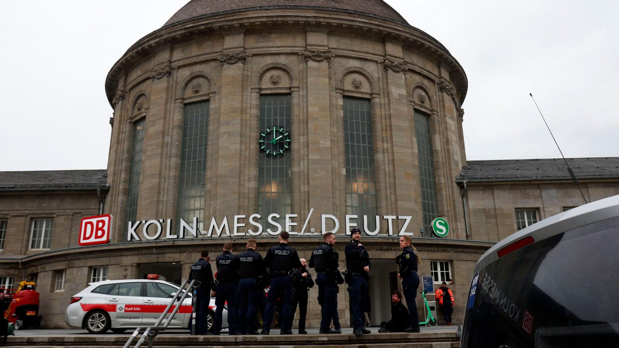 Der Halt Köln Messe/Deutz entfällt während der Vorbereitungsarbeiten und der Entschärfung.