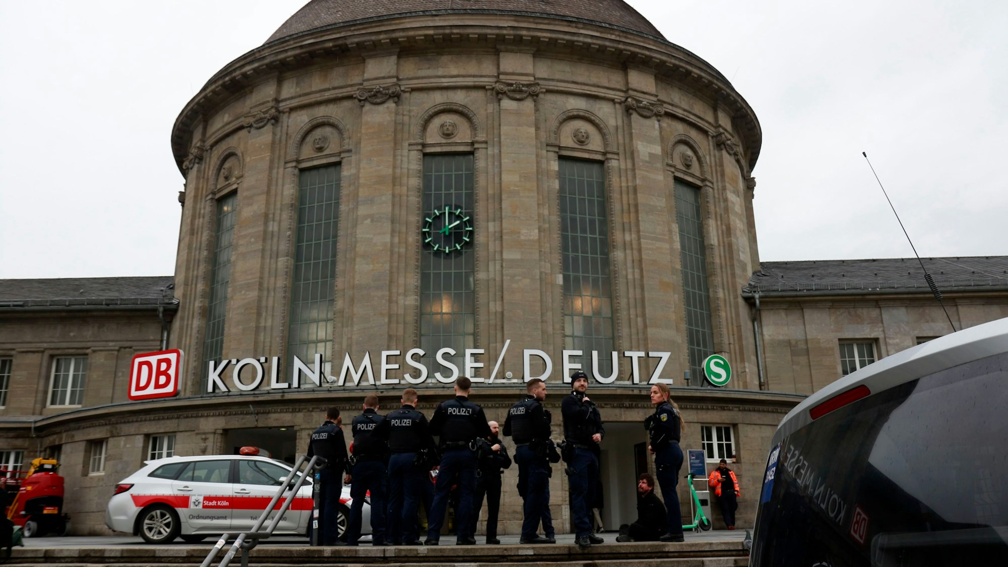 Der Halt Köln Messe/Deutz entfällt während der Vorbereitungsarbeiten und der Entschärfung.