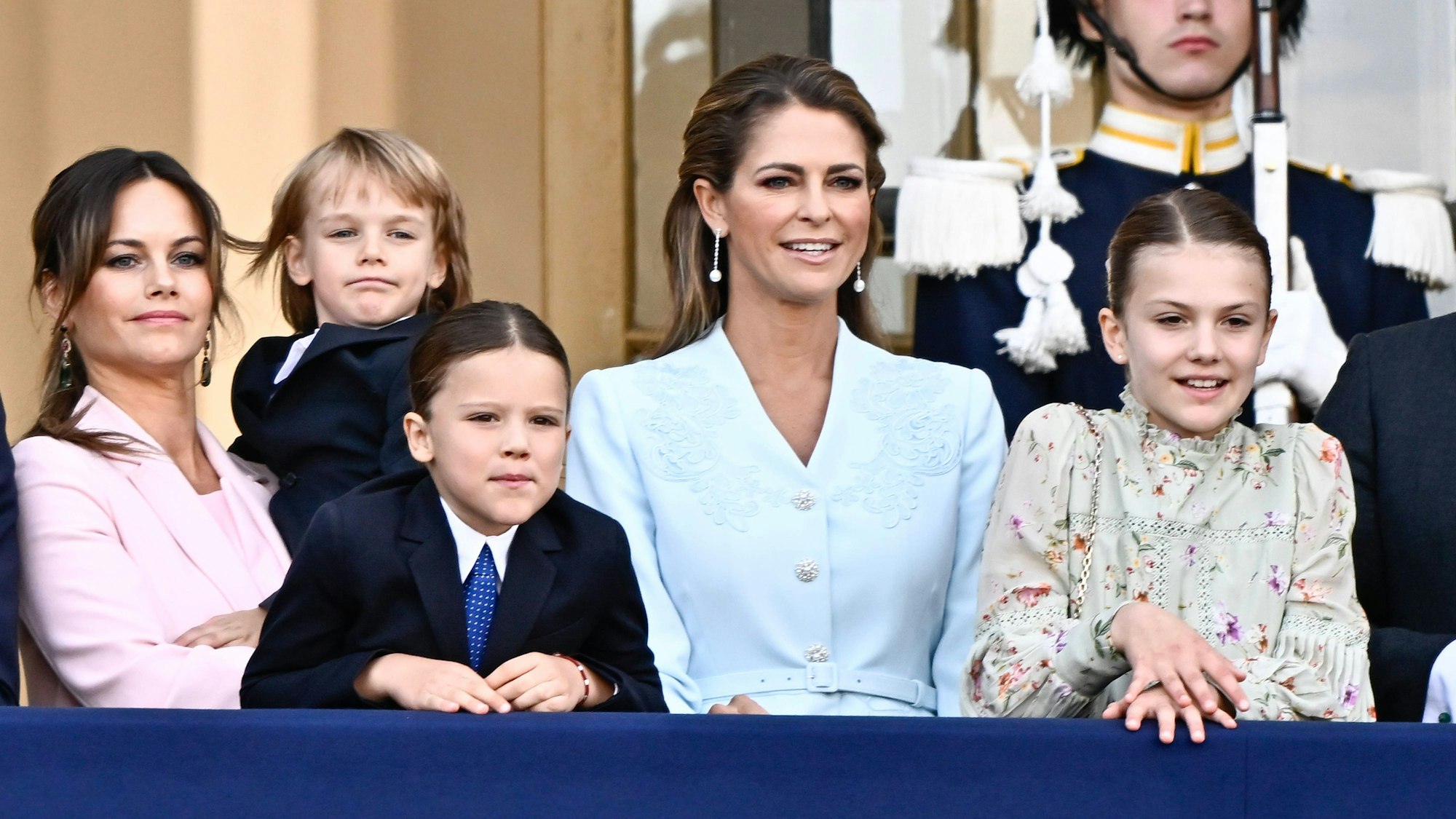 Prinzessin Sofia mit Prinz Gabriel auf dem Arm. Daneben Prinzessin Madeleine (m) mit Prinz Alexander (l) und Prinzessin Estelle (r) im September 2023.
