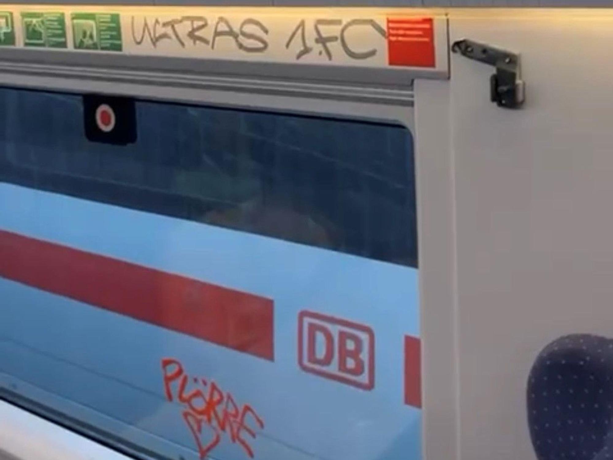 Die Innenwände des ICE wurden mit Lackschmierereien und Fanaufklebern verschmiert.