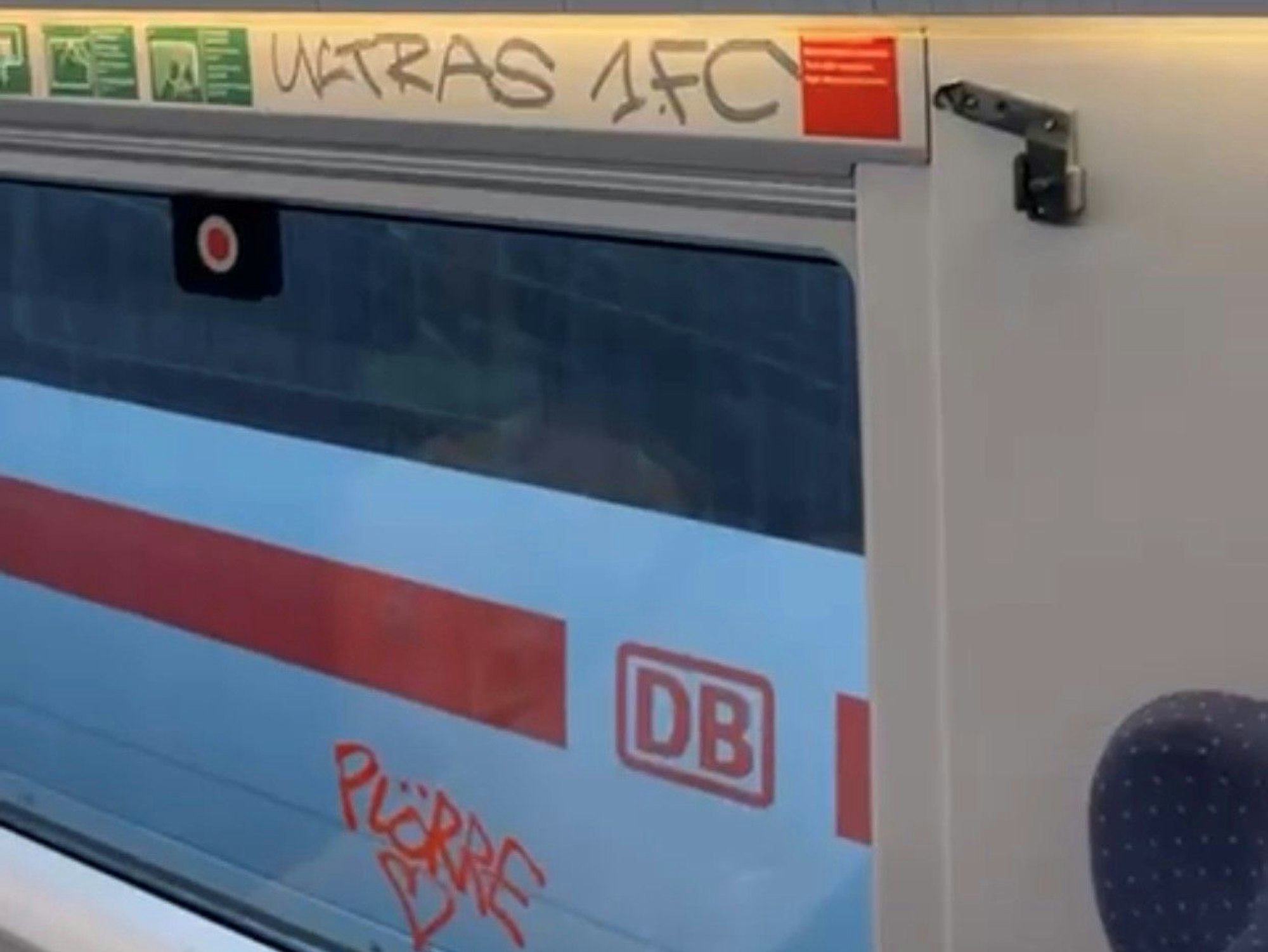 Die Innenwände des ICE wurden mit Lackschmierereien und Fanaufklebern verschmiert.