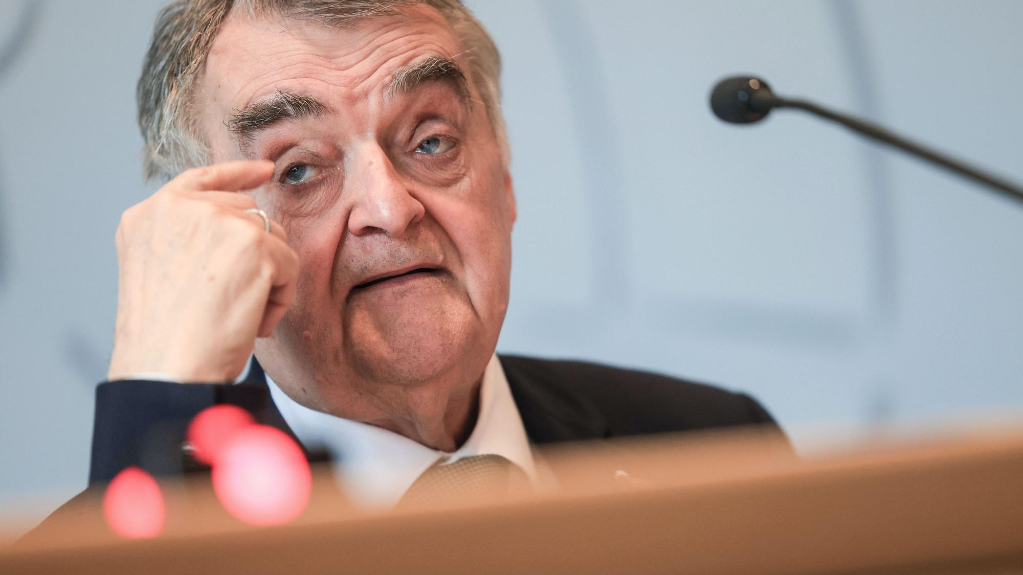 03.04.2024, Nordrhein-Westfalen, Düsseldorf: Herbert Reul (CDU), Innenminister in Nordrhein-Westfalen, stellt die Polizeiliche Kriminalstatistik im Landtag vor. (zu dpa: «Mehr Kriminalität, mehr Gewalt in NRW») Foto: Oliver Berg/dpa +++ dpa-Bildfunk +++