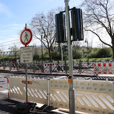 Der direkte Weg über den Pfälzischen Ring ist für die Schüler der nahe gelegenen Schulen gesperrt. Foto: Uwe Schäfer