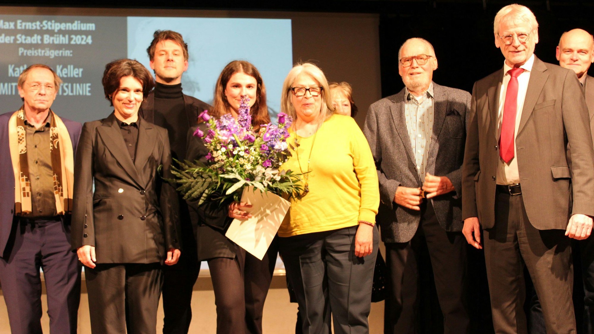 Zu sehen sind die Beteiligten der Preisverleihung.