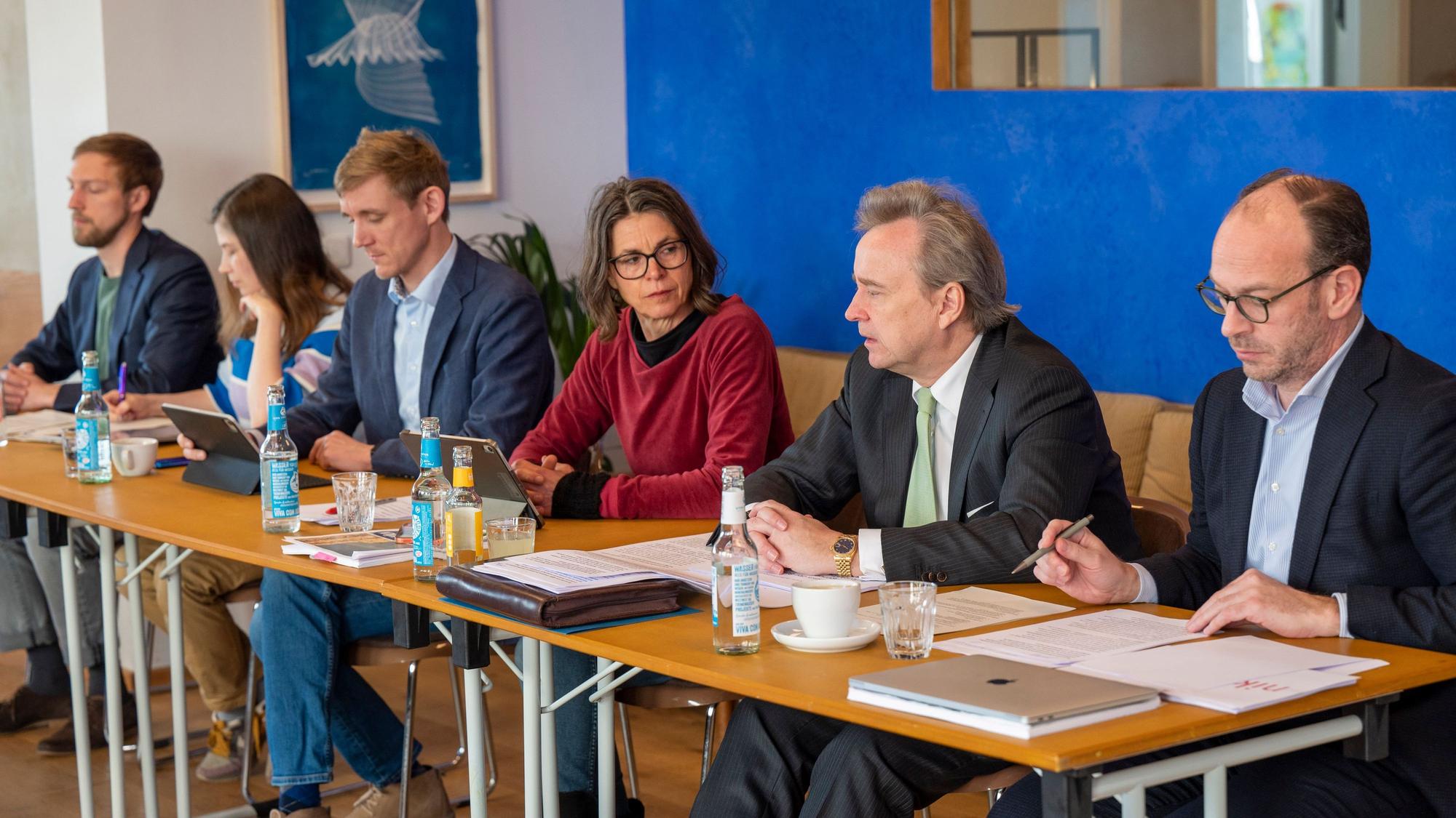 Das Bündnis bei einer Pressekonferenz (von links): Christian Achtelik und Jennifer Glashagen (beide Volt), Lino Hammer und Christiane Martin (Grüne) und Bernd Petelkau und Niklas Kienitz (CDU).