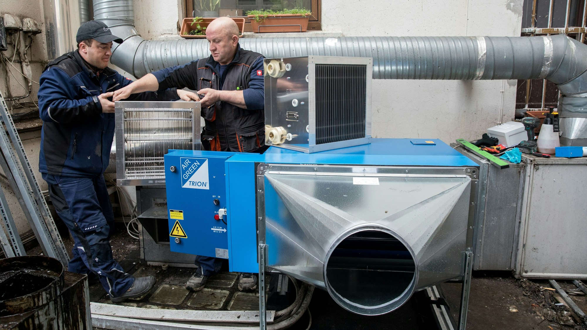 Bei einem Pressetermin im Januar 2023 wurden die ersten Filteranlagen installiert.