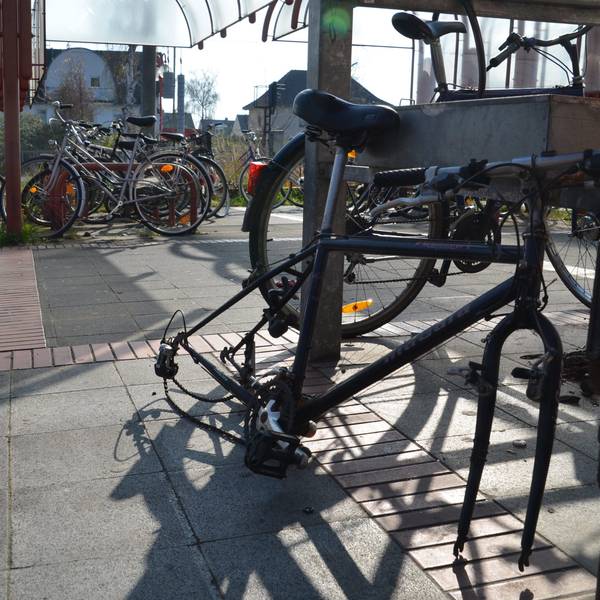 Kaputtes Fahrrad an einem öffentlichen Fahrradständer