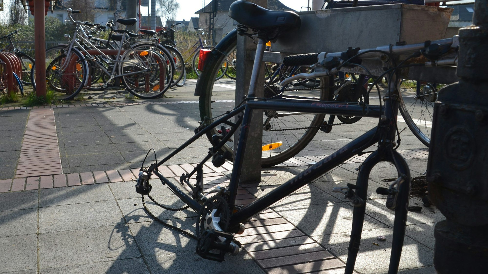 Kaputtes Fahrrad an einem öffentlichen Fahrradständer