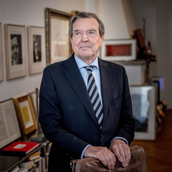 Gerhard Schröder (SPD), Bundeskanzler von 1998 bis 2005, steht in seiner Kanzlei. Am 7. April feiert er 80. Geburtstag.
