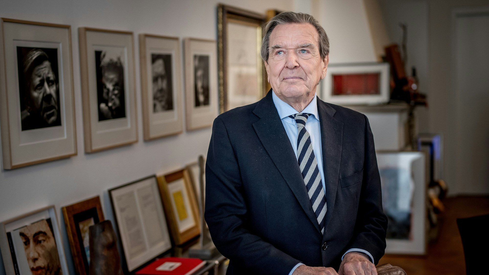 Gerhard Schröder (SPD) steht hinter seinem Schreibtisch und blickt in die Ferne.
