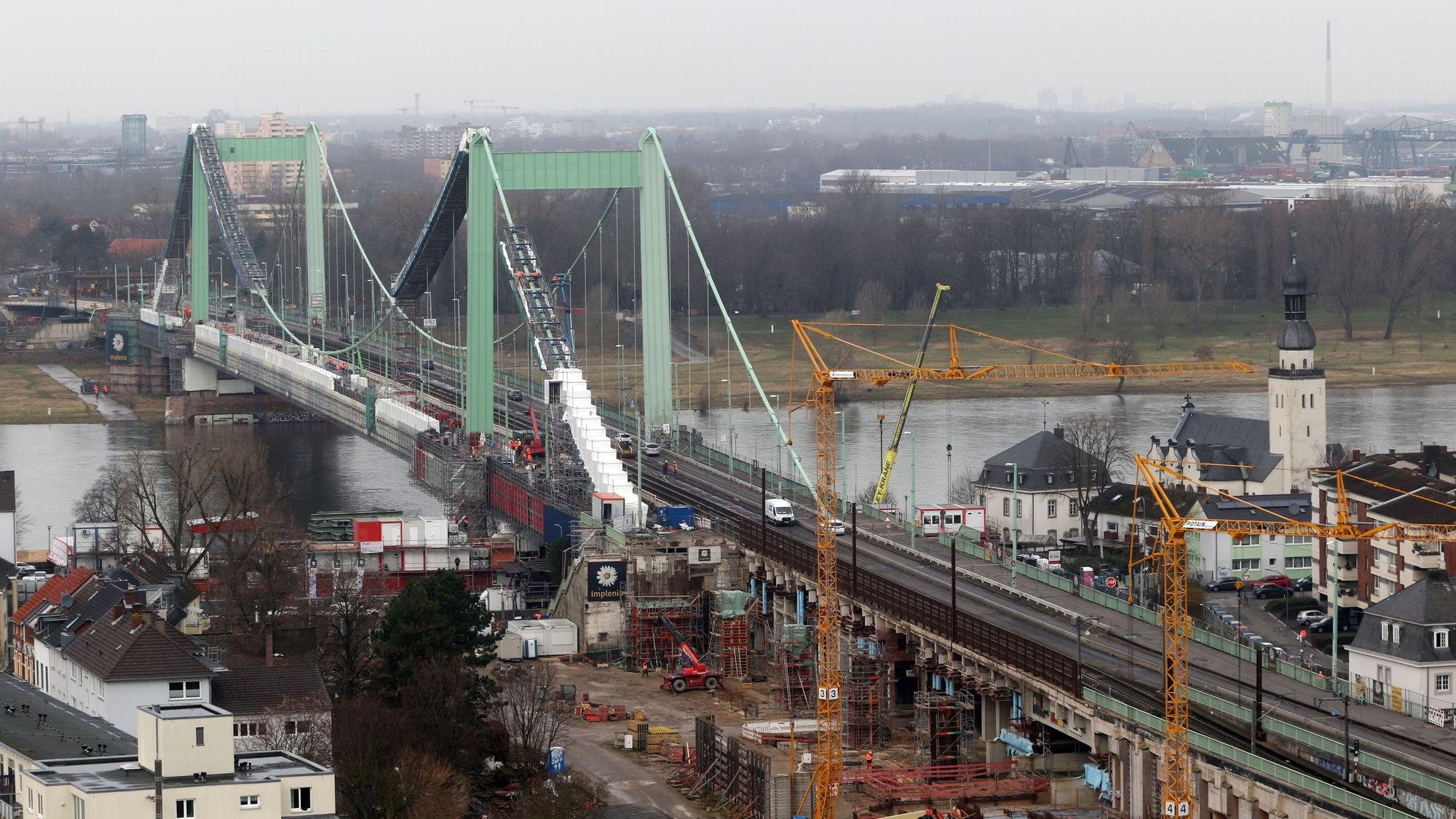 Die Mülheimer Brücke wird seit Jahren saniert.