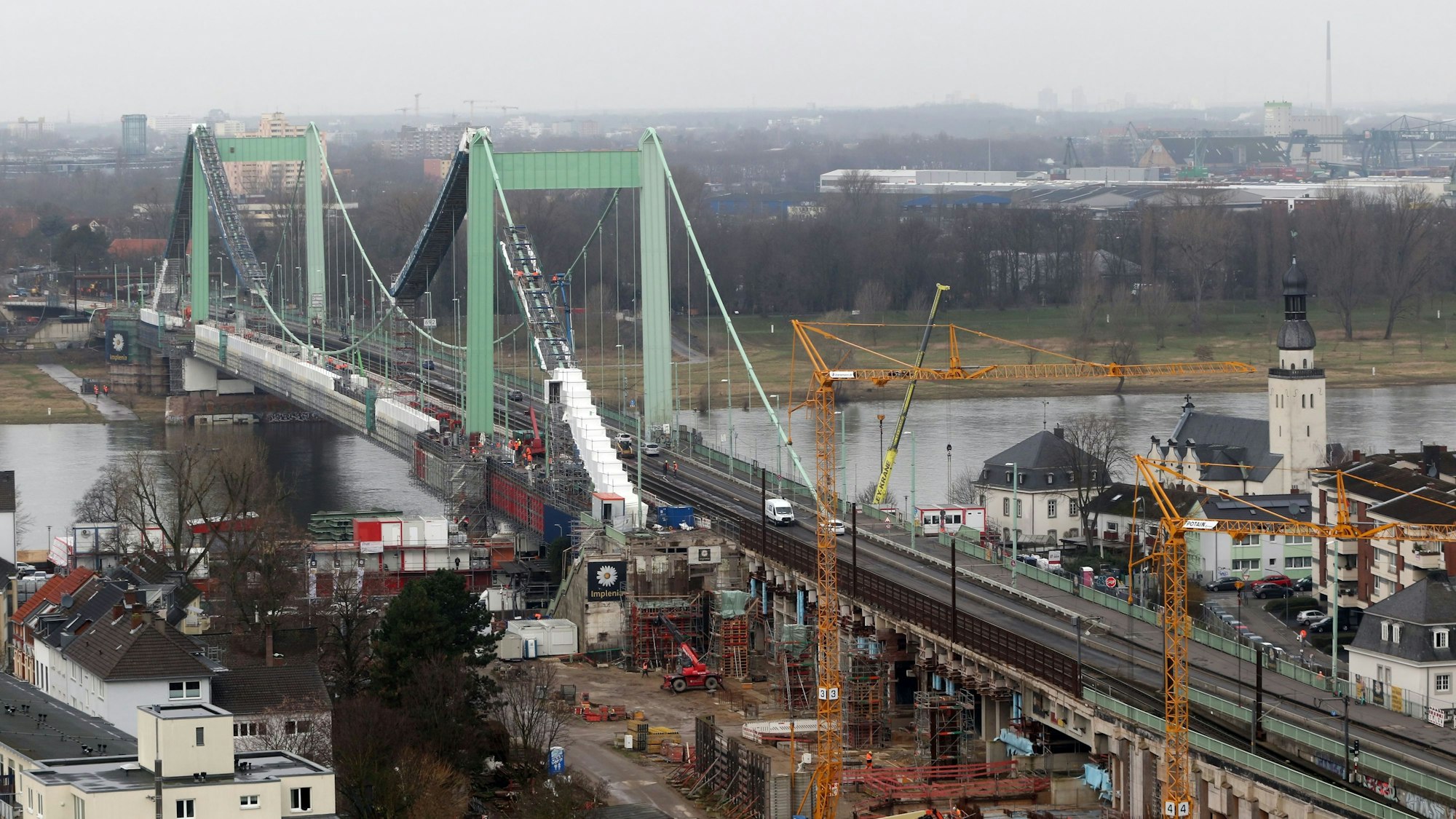 Die Mülheimer Brücke wird seit Jahren saniert.