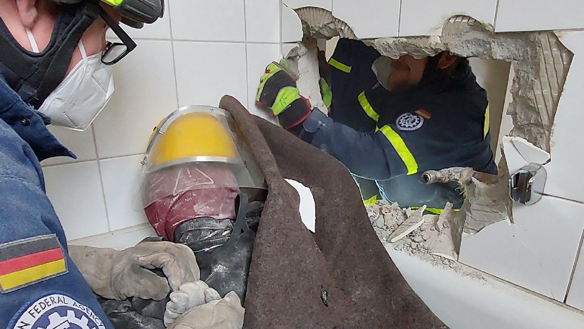 Durch einen Durchbruch in der Wand retten THW-Einsatzkräfte bei der Übung einen „Verletzten“ aus der Badewanne.
