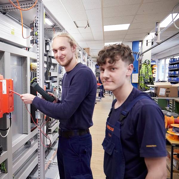 Zwei Auszubildende stehen an einer Anlage der Firma Holtec in Hellenthal-Blumenthal.