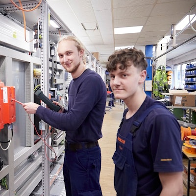Zwei Auszubildende stehen an einer Anlage der Firma Holtec in Hellenthal-Blumenthal.