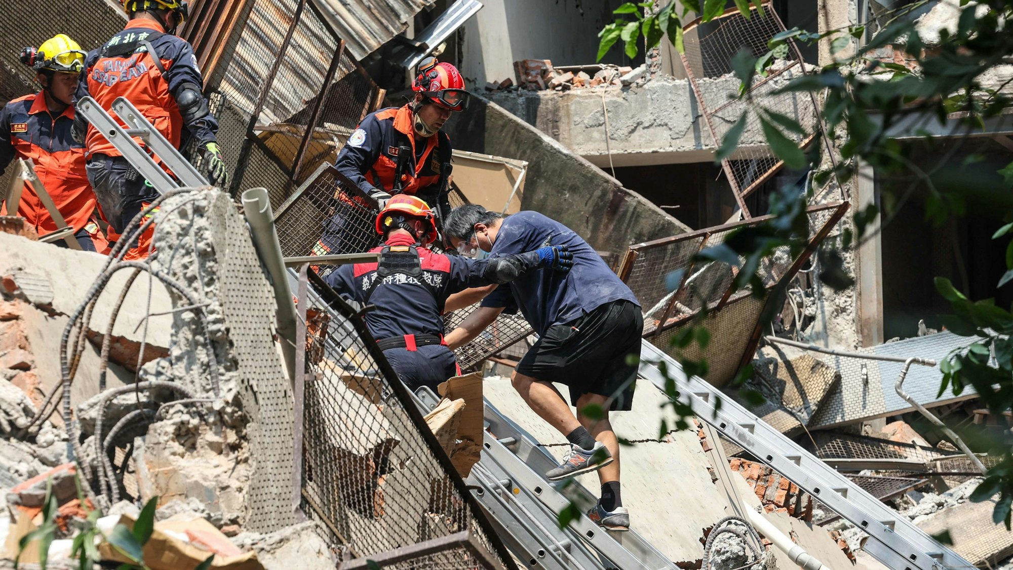 Schweres Erdbeben in Taiwan: Rettungskräfte helfen einem Mann aus Trümmern.