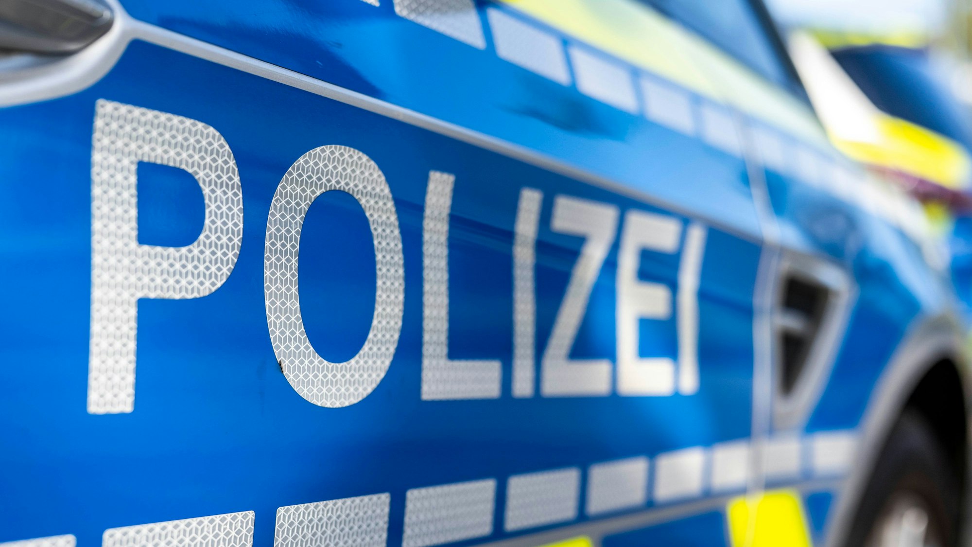 An der Tür von einem Streifenwagen steht der Schriftzug «Polizei»