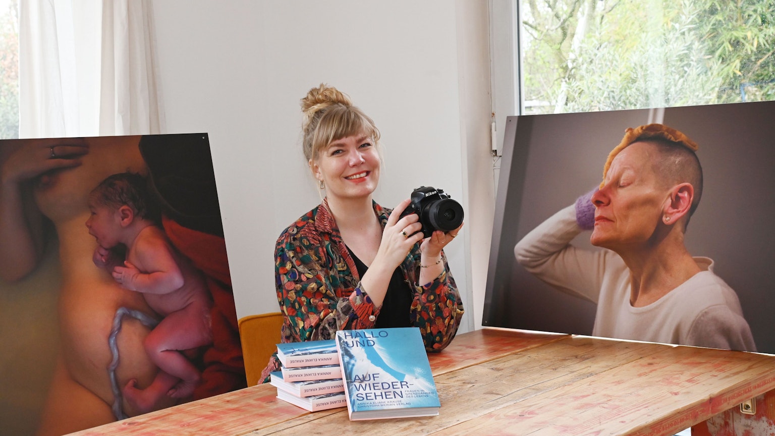 Annika Eliane Krause stellt Werke ihrer Reihe „Hallo und auf Wiedersehen“ vom 5. bis 7. April in Köln aus.
