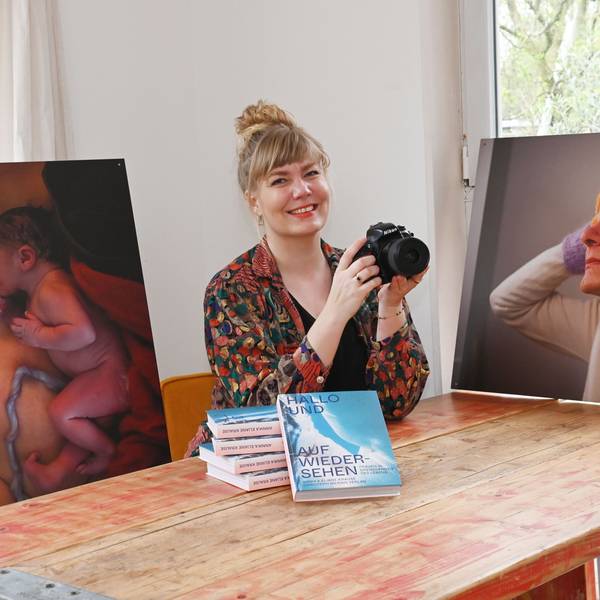 Annika Eliane Krause stellt Werke ihrer Reihe „Hallo und auf Wiedersehen“ vom 5. bis 7. April in Köln aus.