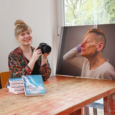 Annika Eliane Krause stellt Werke ihrer Reihe „Hallo und auf Wiedersehen“ vom 5. bis 7. April in Köln aus.