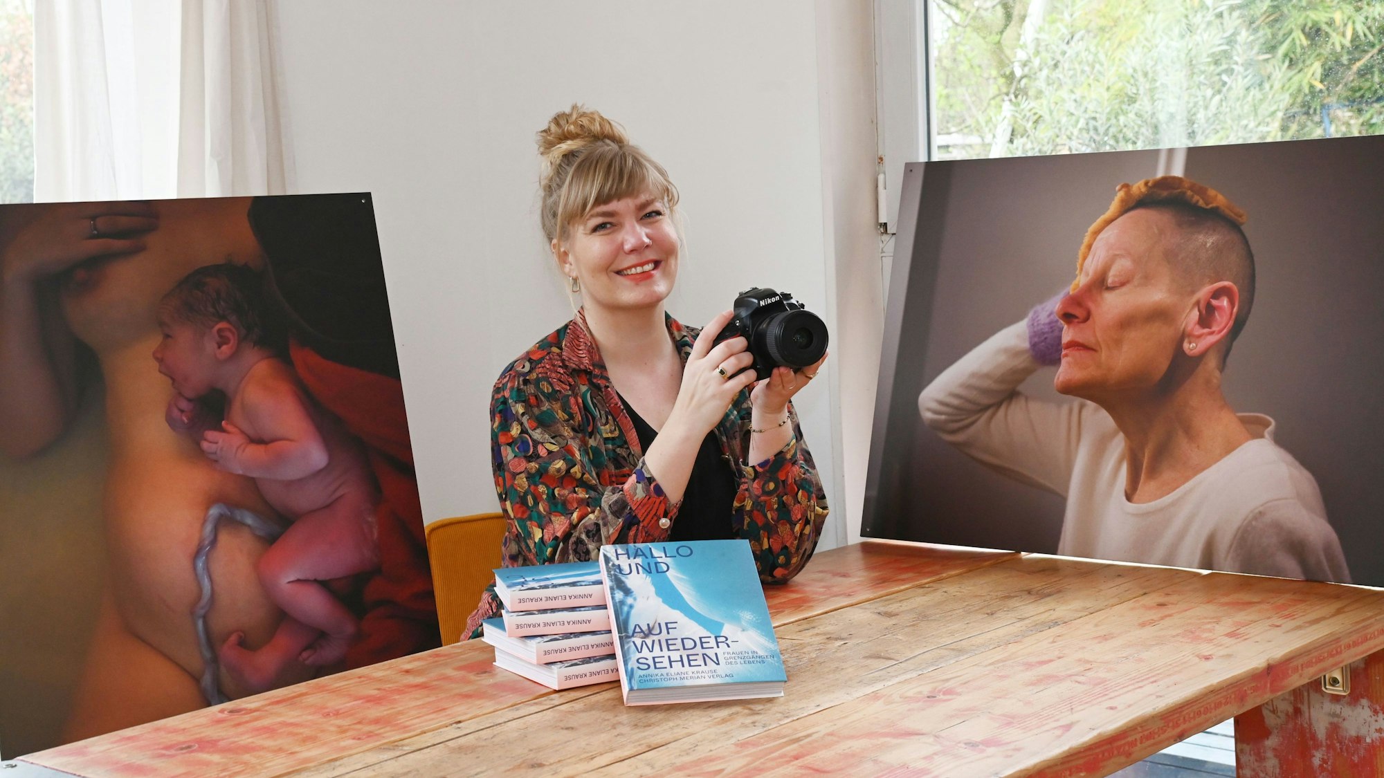 Annika Eliane Krause stellt Werke ihrer Reihe „Hallo und auf Wiedersehen“ vom 5. bis 7. April in Köln aus.