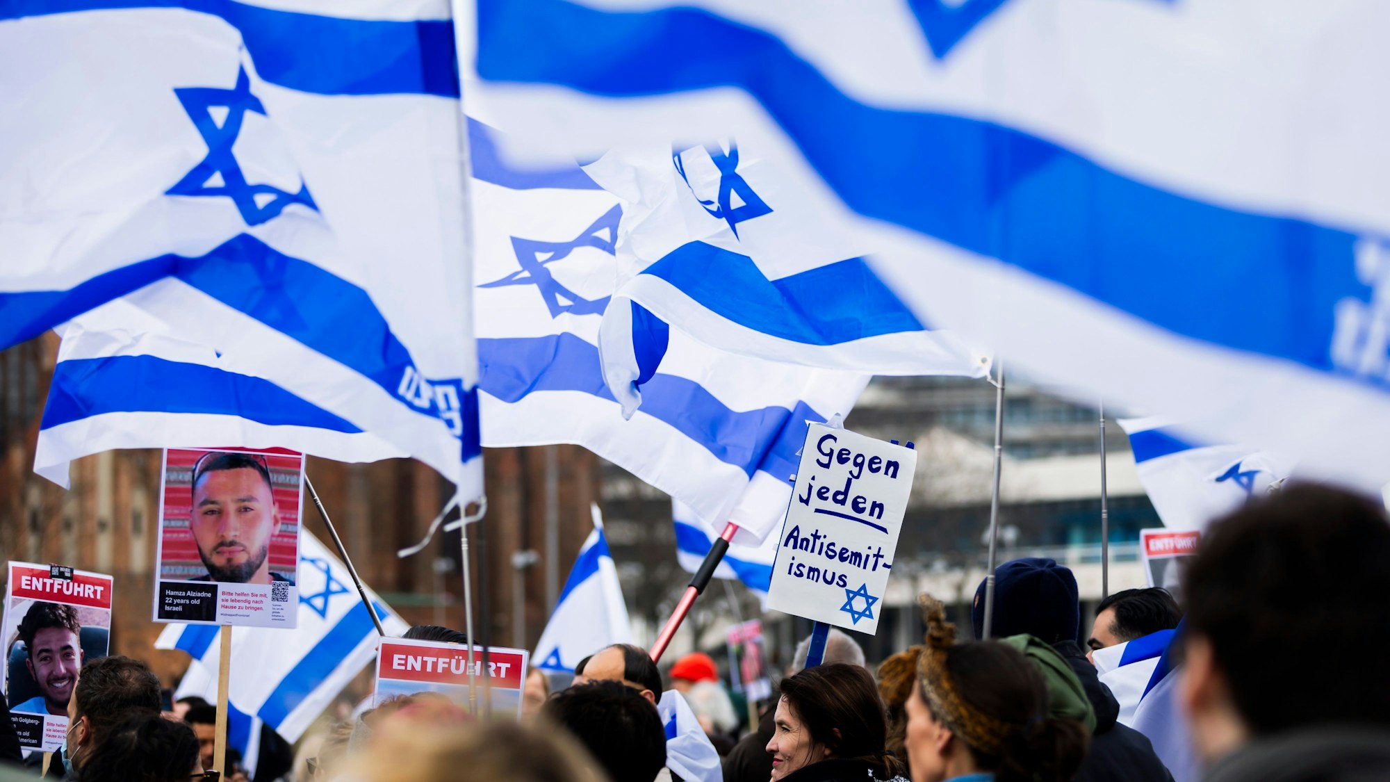 Menschen protestieren gegen Antisemitismus und für Solidarität mit Israel, hier bei einer Kundgebung in Berlin. (Symbolbild)
