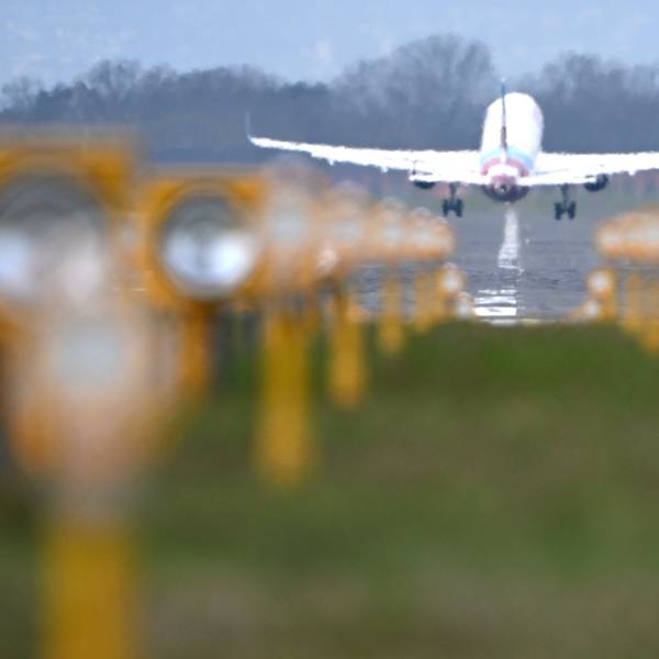 Ein Flugzeug der Eurowings startet auf dem Flughafen Köln/Bonn.