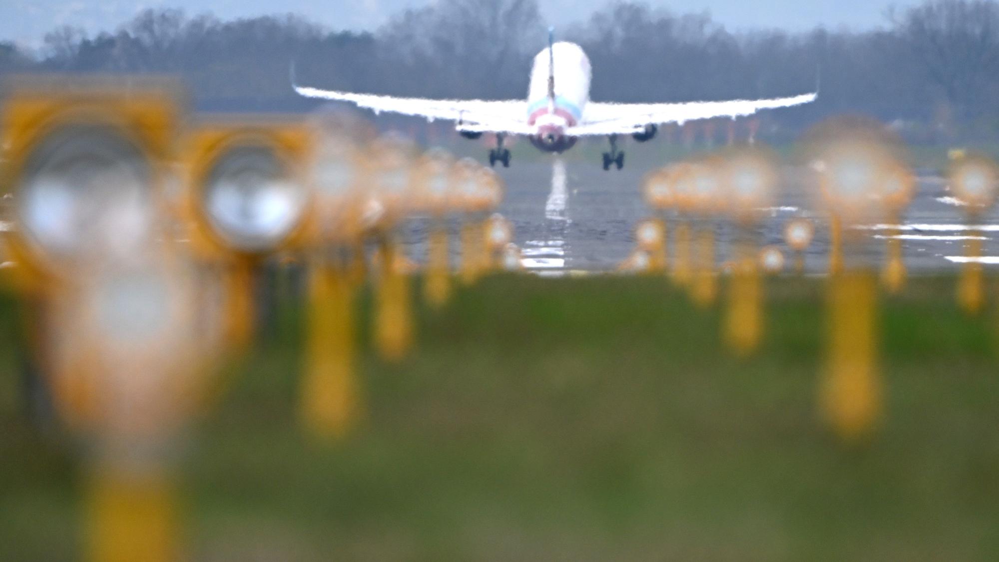 Ein Flugzeug der Eurowings startet auf dem Flughafen Köln/Bonn.