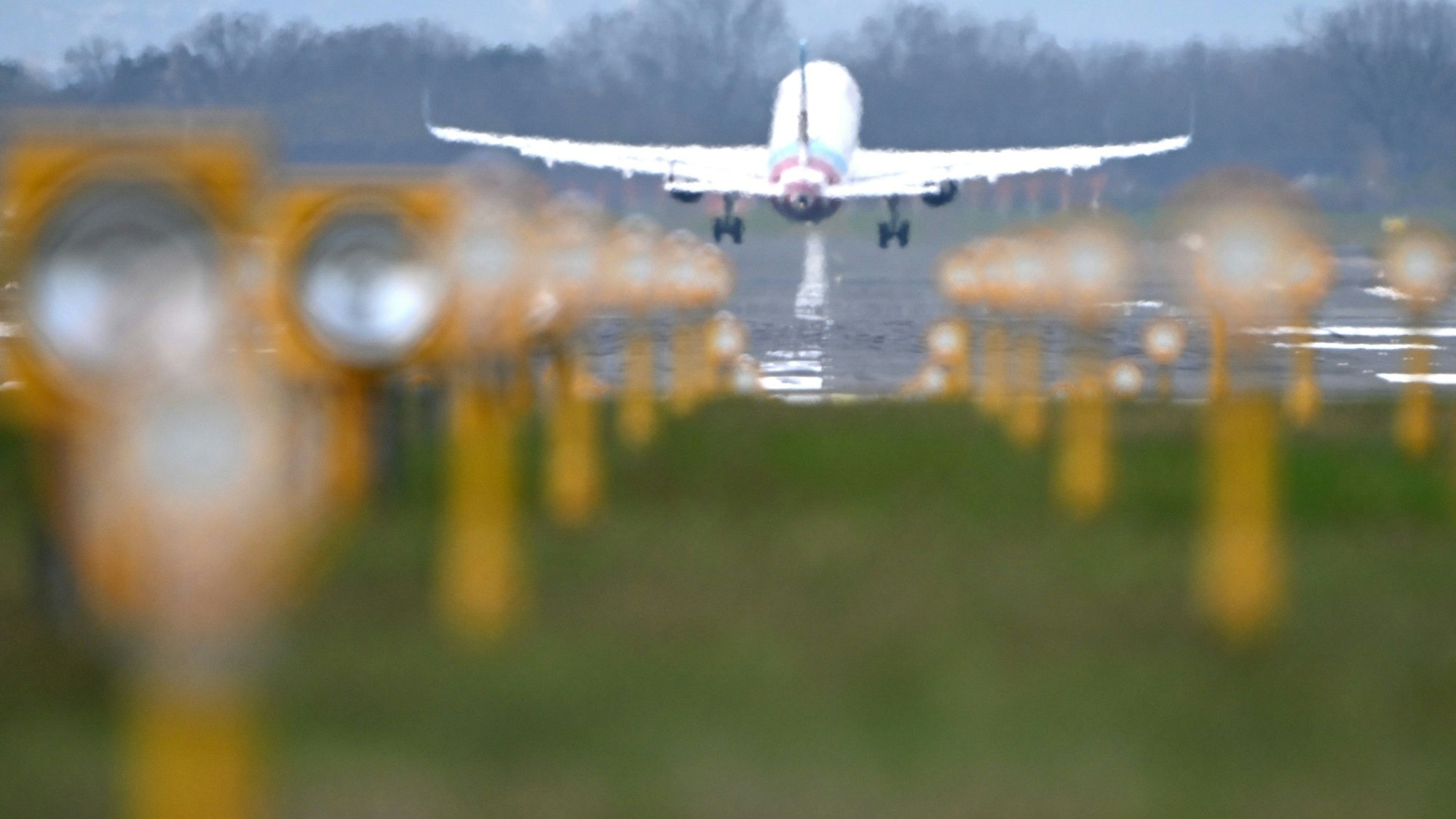 Ein Flugzeug der Eurowings startet auf dem Flughafen Köln/Bonn.