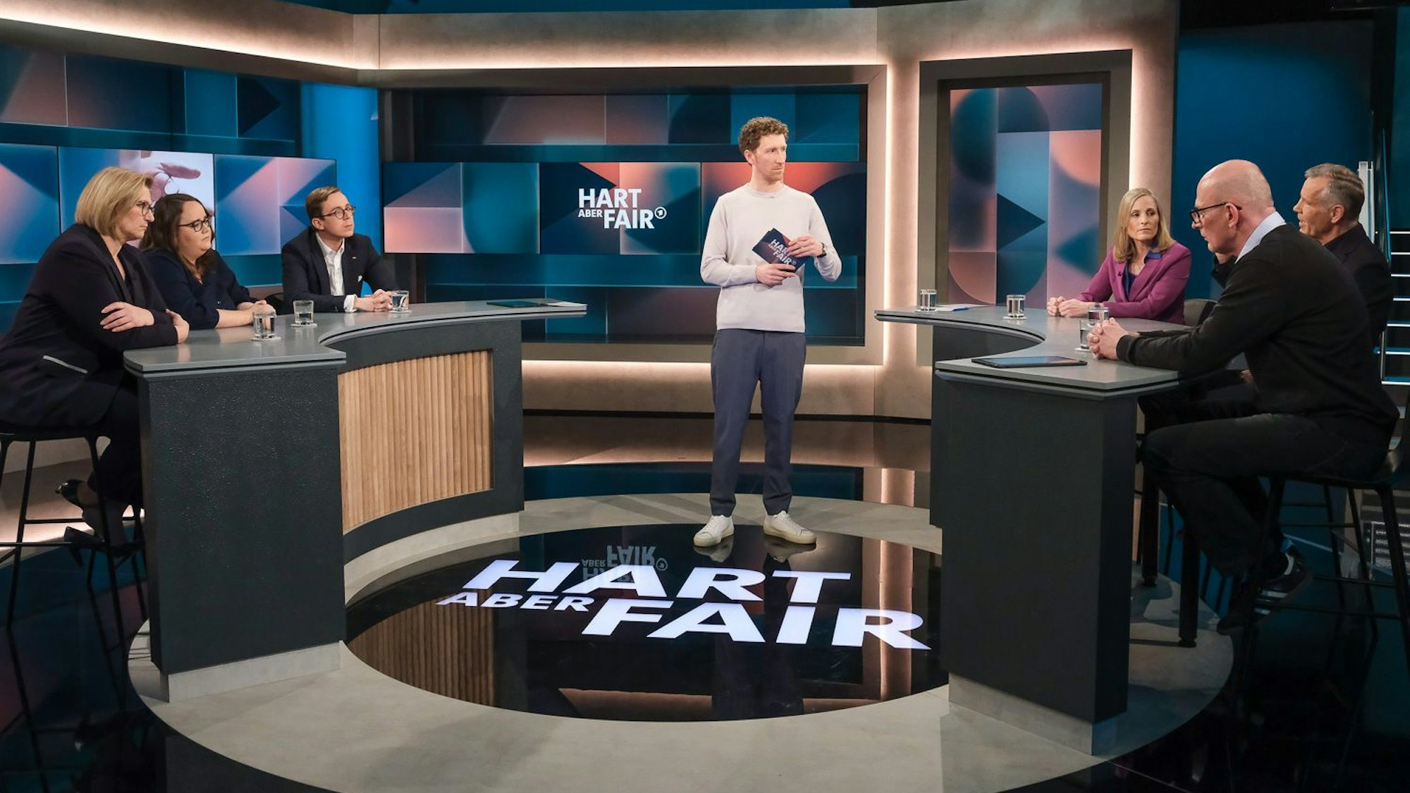 Die ARD-Talkshow „Hart aber fair“ ist in der Osterpause, Moderator Louis Klamroth (m.) kehrt erst Ende April zurück. (Symbolbild)