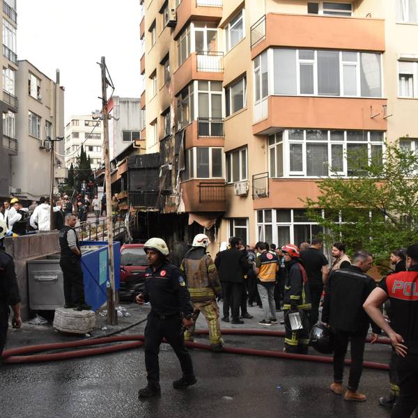 Feuerwehrleute arbeiten am Ort eines Brandausbruchs.