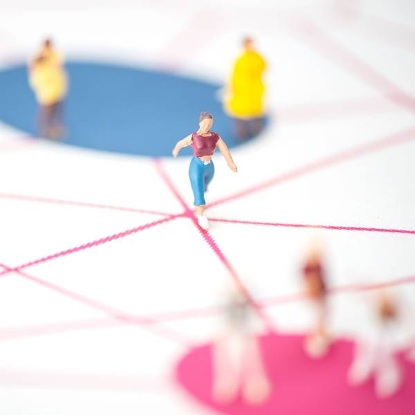Weibliche Spielfiguren stehen auf verschiedenen Positionen in einem Netz