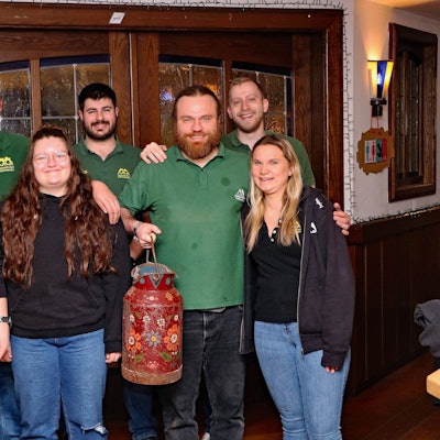 Zwei Frauen und fünf Männer lächeln in die Kamera, die Nacht war lang, sie sind noch müde.