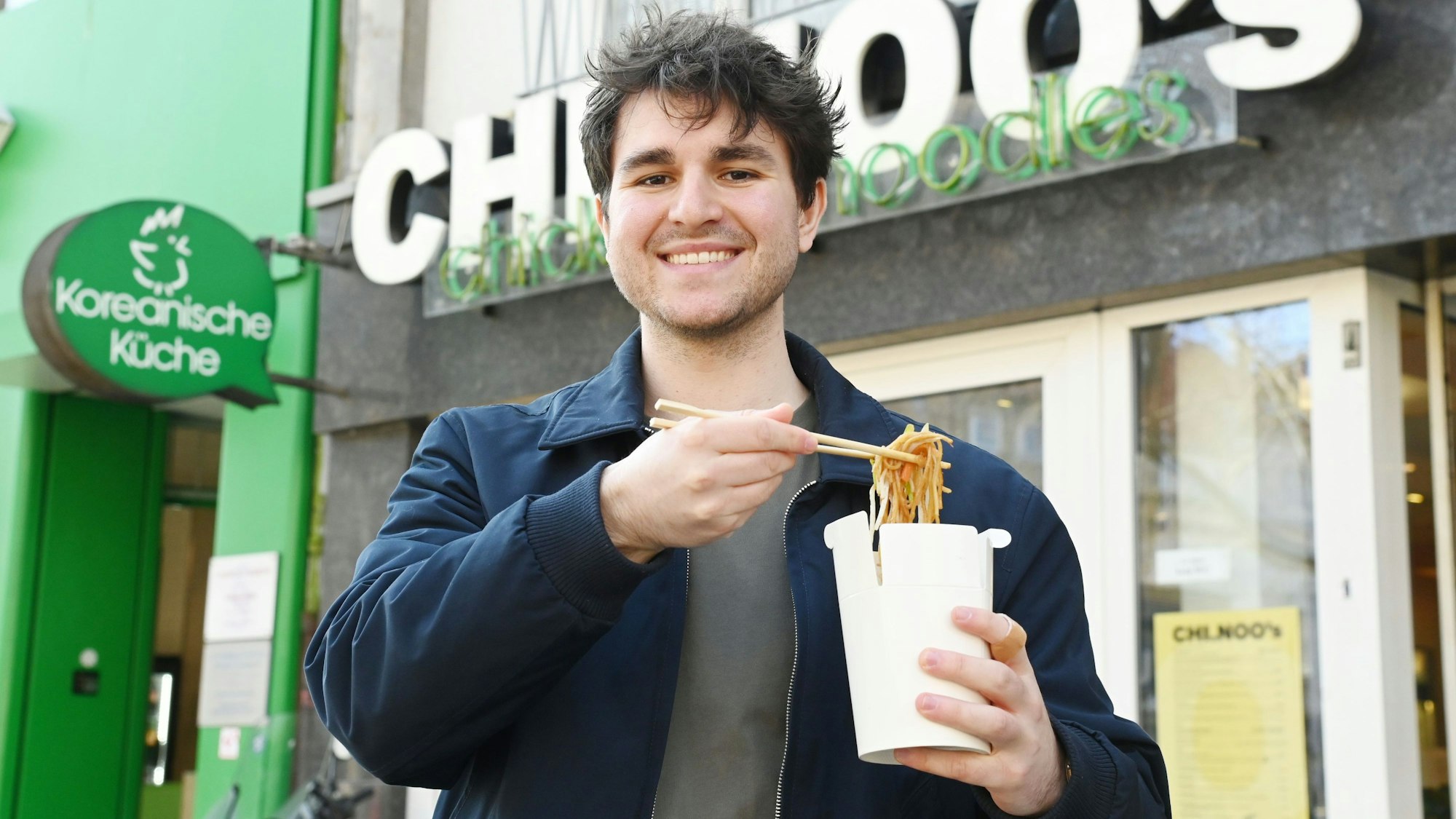 Foodblogger Horus Food Cologne (Ramon Bruschi) vor dem Chi Noo´s.