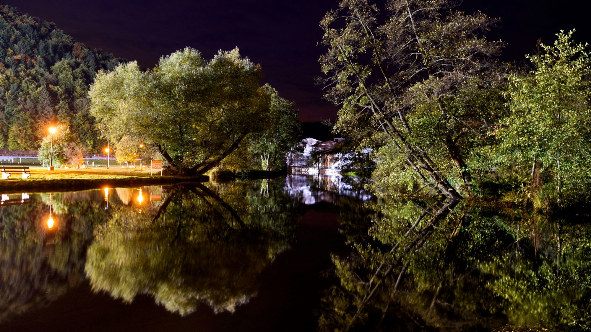 Bäume spiegeln sich in Muggendorf (Bayern) in der Wiesent.
