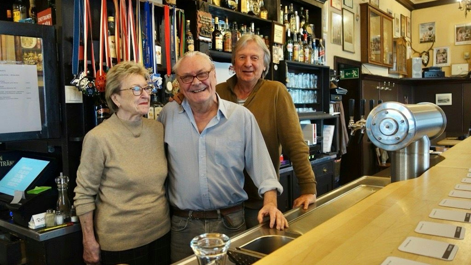 Das Wirtsehepaar Elke Thelen-Huth und Lothar Huth (l. und m.) mit ihrem Nachfolger Norbert von der Grün (r.), der die Försterstube in Neuehrenfeld übernimmt.