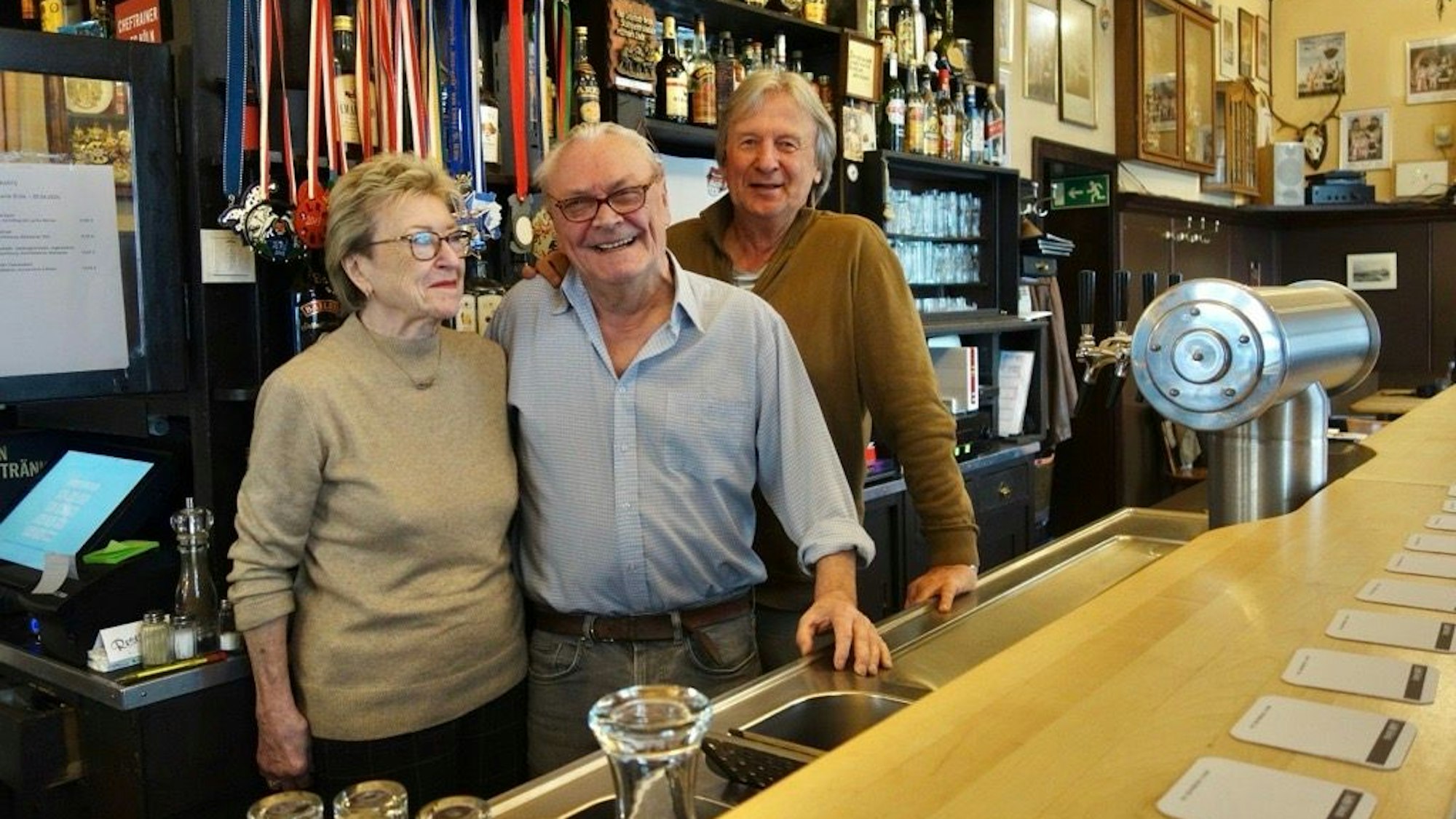 Das Wirtsehepaar Elke Thelen-Huth und Lothar Huth (l. und m.) mit ihrem Nachfolger Norbert von der Grün (r.), der die Försterstube in Neuehrenfeld übernimmt.