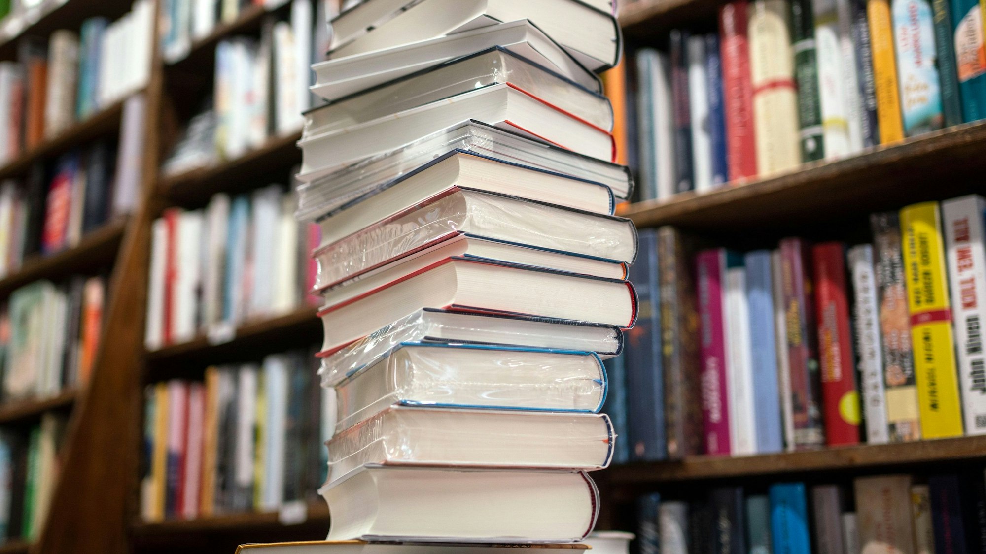 Ein Stapel neuer Bücher liegt auf einem Verkaufstisch in einer Buchhandlung im Frankfurter Stadtteil Bornheim.