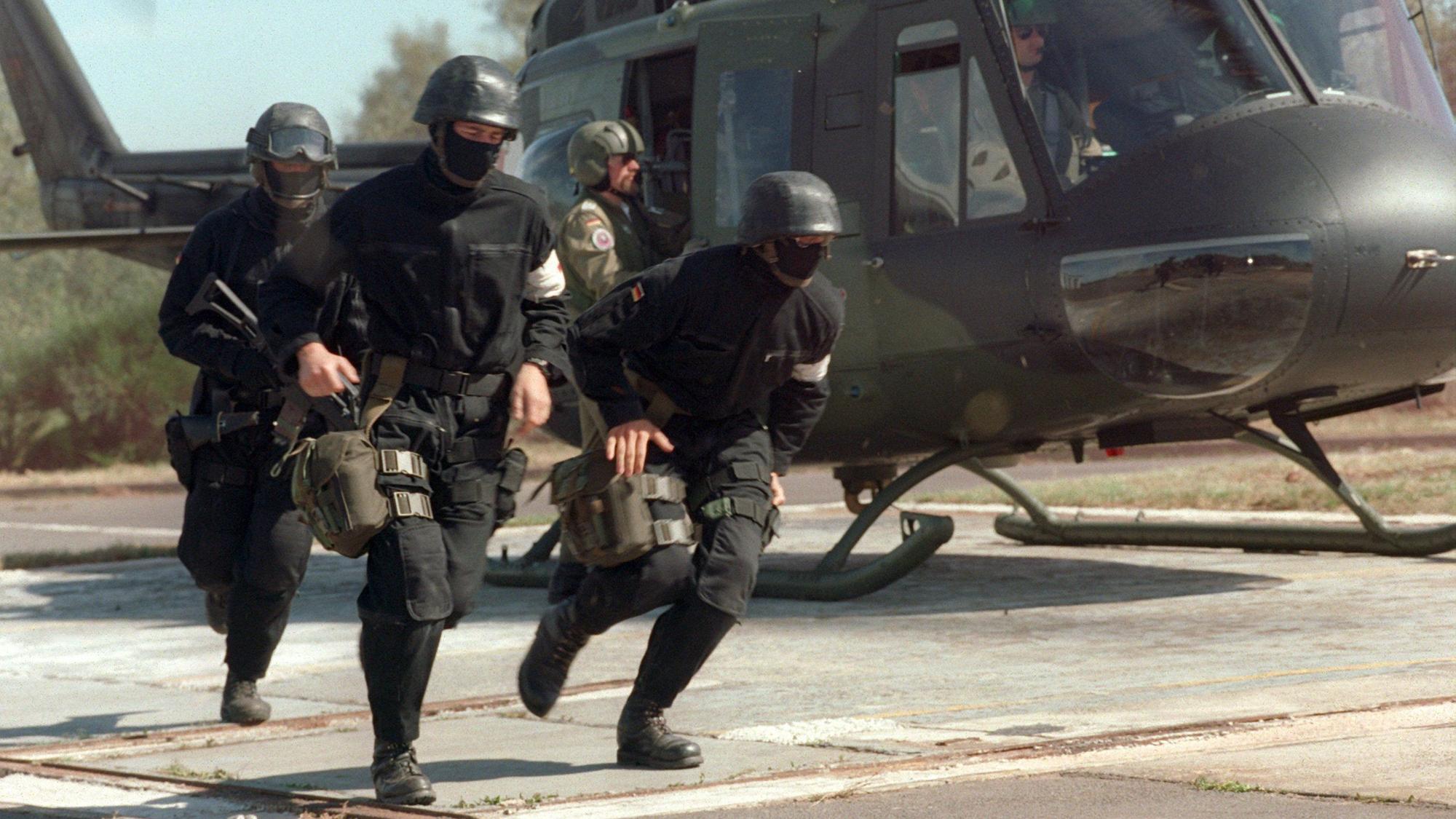 Das Archivbild vom 11.09.1997 zeigt Soldaten der Bundeswehr-Spezialeinheit "Kommando Spezialkräfte" (KSK), die im Rahmen einer Übung auf dem Standort Baumholder die Befreiung und Evakuierung deutscher Geiseln im Ausland üben (Archivbild). US-Präsident George W. Bush hat kurz nach Beginn der US-Militärschläge in Afghanistan erklärt, er habe der Taliban-Führung vor Wochen mehrere Forderungen gestellt. Keine sei erfüllt worden. Nun müssten die Taliban die Konsequenzen tragen. Bush betonte am Sonntag (07.10.2001), die USA würden bei ihrem Militärschlag von ihrem engen Alliierten Großbritannien unterstützt. dpa +++ dpa-Bildfunk +++