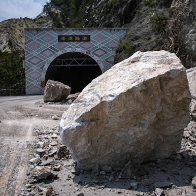 Große Felsbrocken sind nach einem starken Erdbeben in Taiwan vor den Chongte-Tunnel gestürzt.