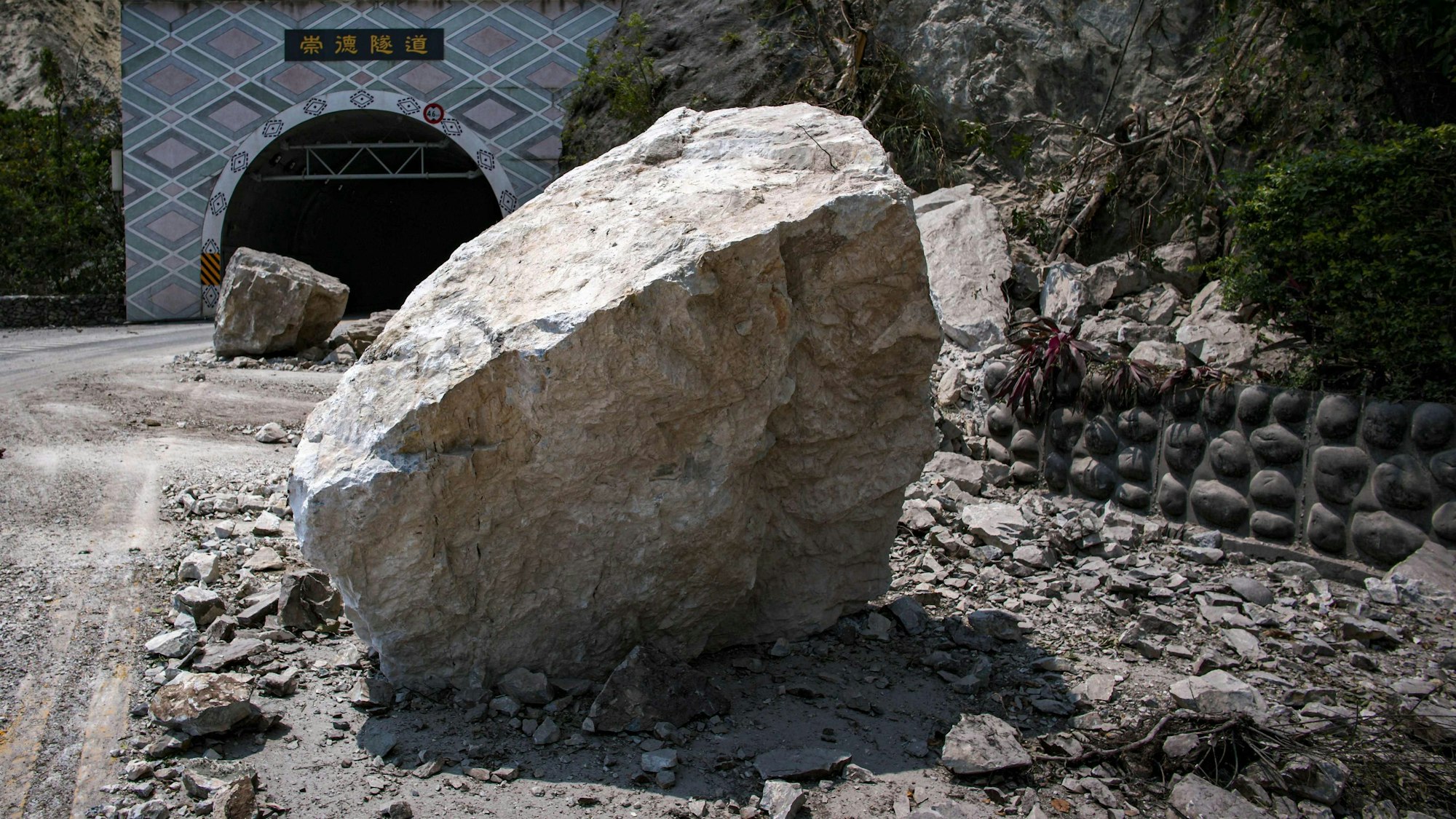 Große Felsbrocken sind nach einem starken Erdbeben in Taiwan vor den Chongte-Tunnel gestürzt.