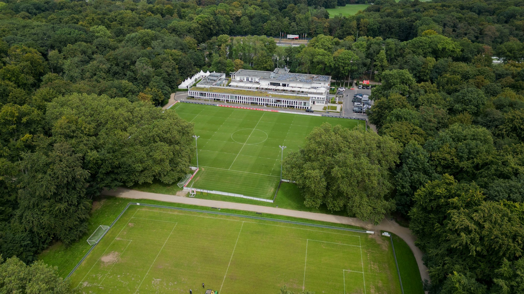 Blick auf das Geißbockheim-Trainingsgelände des 1. FC Köln im Grüngürtel (Archivbild).