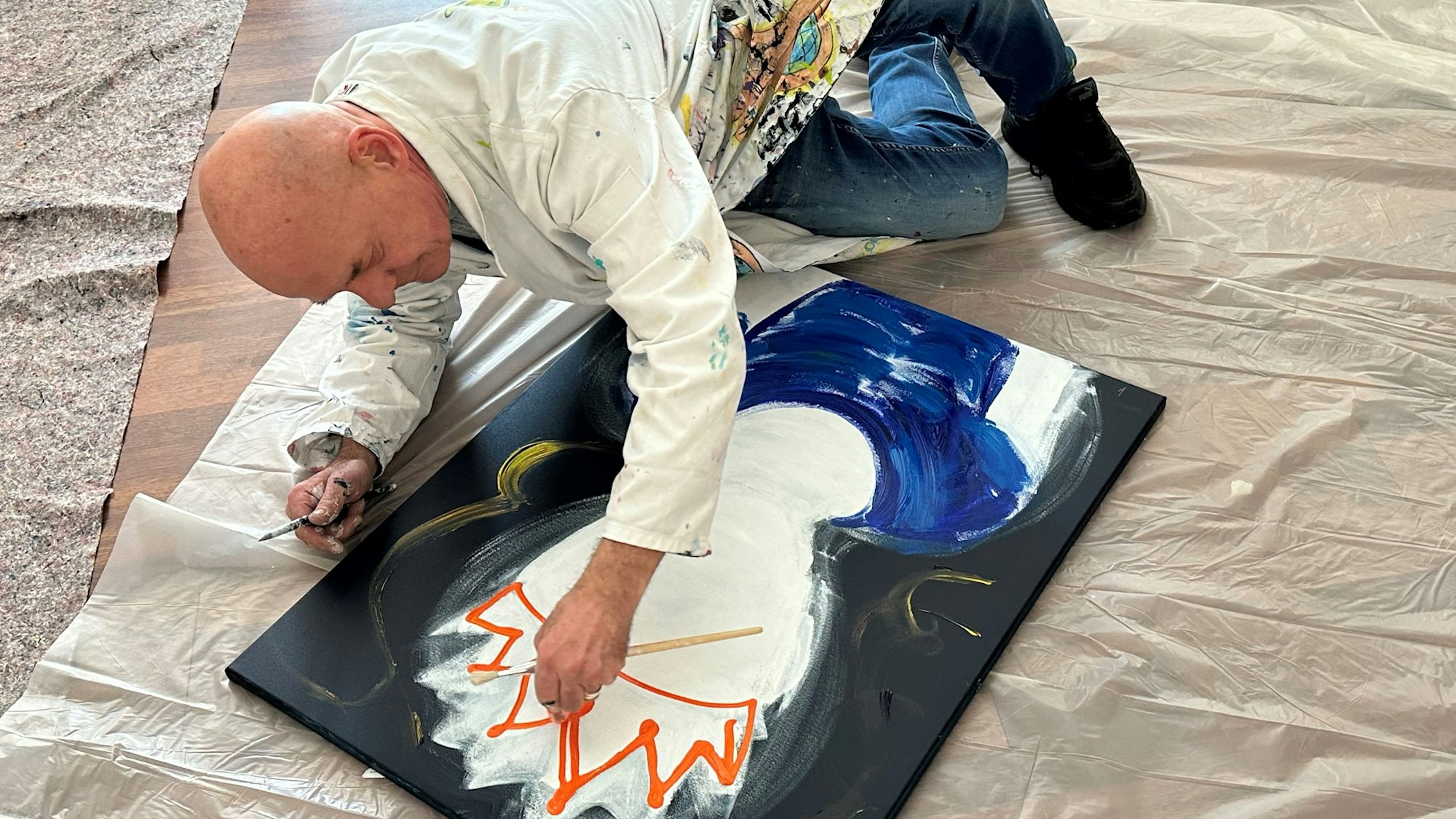 Der Künstler Kiddy Citny stellt seine Werke in Köln aus und malt mit Kindern.