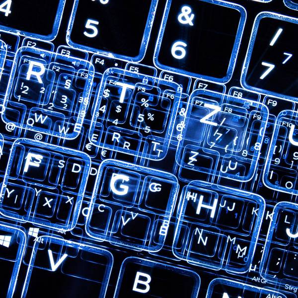 Tasten einer beleuchteten Tastatur (Aufnahme mit Zoomeffekt).